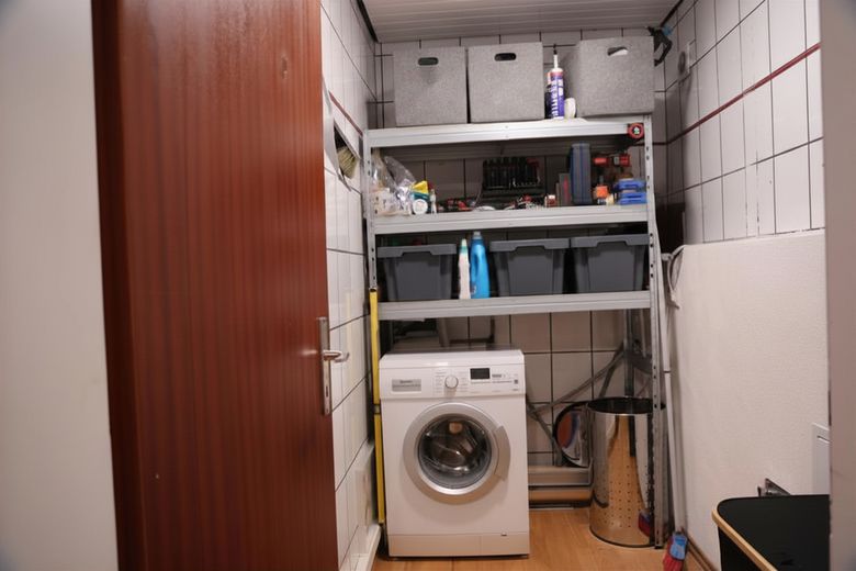 Hochwertig modernisierte 3,5-Zimmer-Eigentumswohnung mit Eichenparkett, Balkon und Garage – Hauswirtschaftsraum