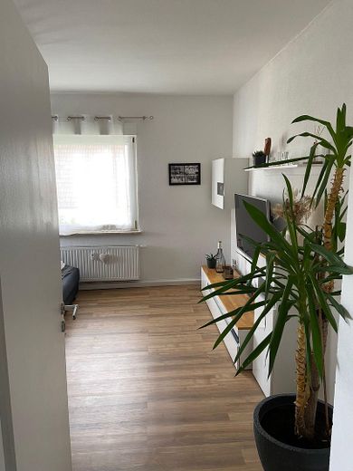 Renoviert, 2,5 ZKB Zentral ruhig, eigener Garten, möbliert – Wohnzimmer