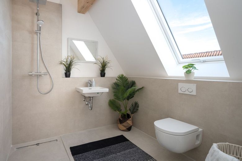 Neubau in massiver Bauweise- DHH mit Dachterrasse in ruhiger Lage – Bad DG