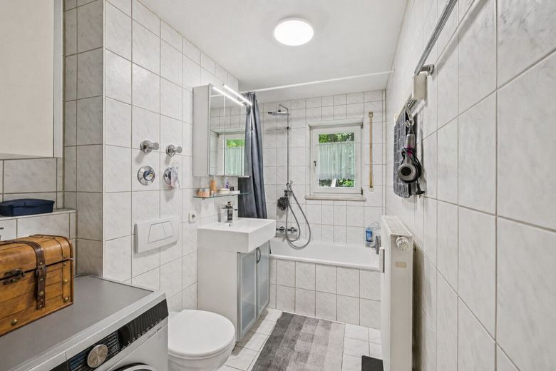 EG-Wohnung mit 134 m² großem Süd-Westgarten und direkt zugänglichem beheiztem Hobbyraum (21 m²) – Bad