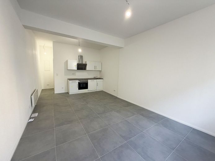 Neues 1-Zimmer-Apartment | Hochwertiges Bad & inkl. Küche | Ab 01.11.26 | Zentral in Bad Cannstatt – Wohnraum mit Küche
