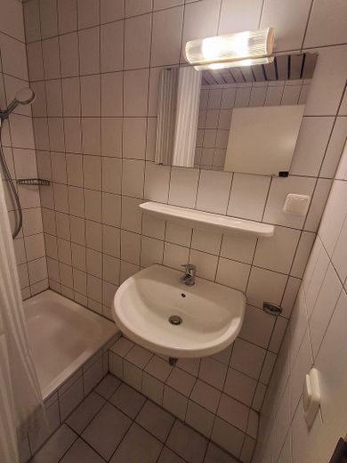gut geschnittenes und zentrales Apartment zu vermieten – Bad