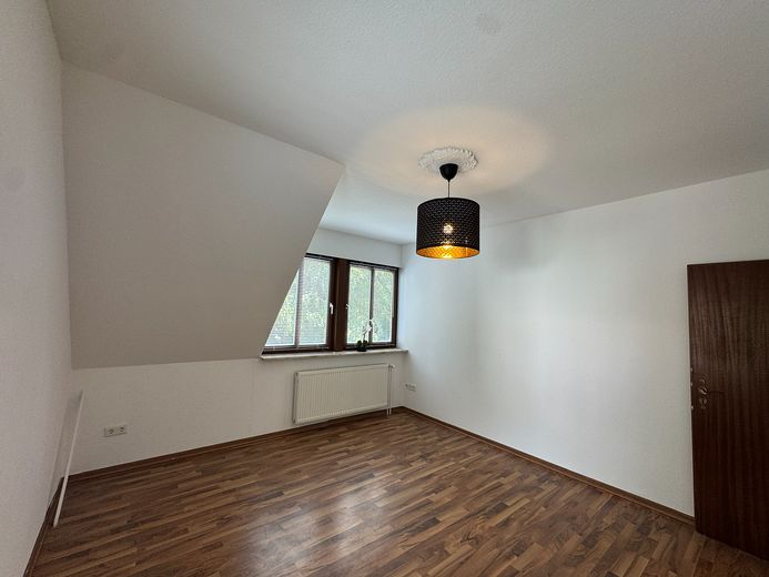 Von Privat, 2 ZKB + offenes Studio, Abst.-R., EBK, Waschtrockner, 1. OG, Carport mit AR, Terrasse – Wohnzimmer
