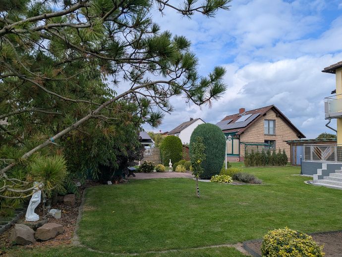 2 yaşam alanı, bahçe ve aile için bolca alan sunan geniş iki ailelik ev – Gartenansicht