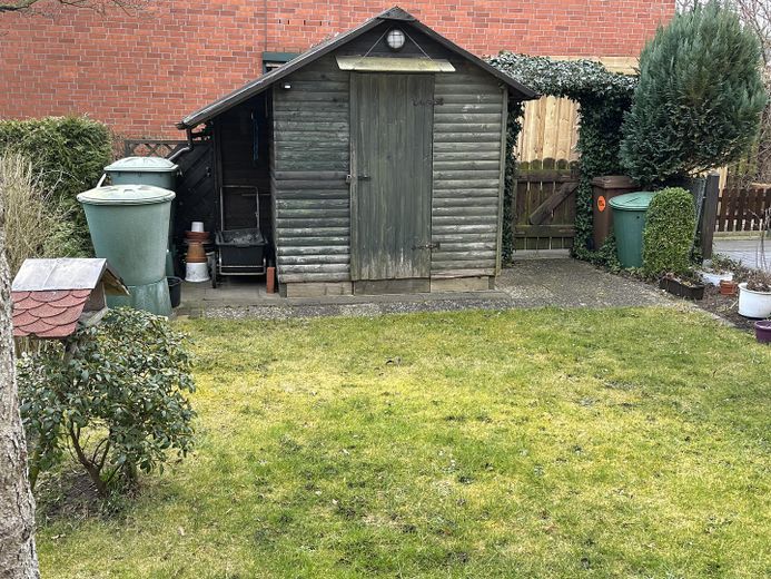 Großzügiges Reihenmittelhaus mit Kaminoption, Garage, Keller & Glasfaser in Kiel-Russee – Garten mit Gartengerätehaus