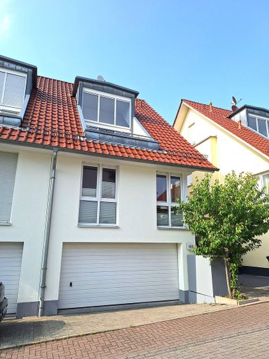 Hausfront mit Garage