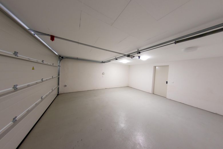 Moderne Neubau-Maisonettewohnung mit hochwertiger Ausstattung, Balkon und EBK – Garage