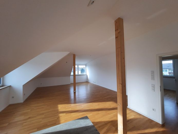 Ideal für Singles oder Paare-Hochwertige DG-Wohnung in Bestlage von Ingolstadt – Wohnzimmer