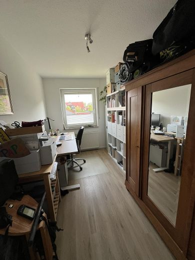 Appartement modernisé de 4 pièces avec terrasse orientée sud, place de parking en garage souterrain et liaison en tramway vers HB – Arbeitszimmer