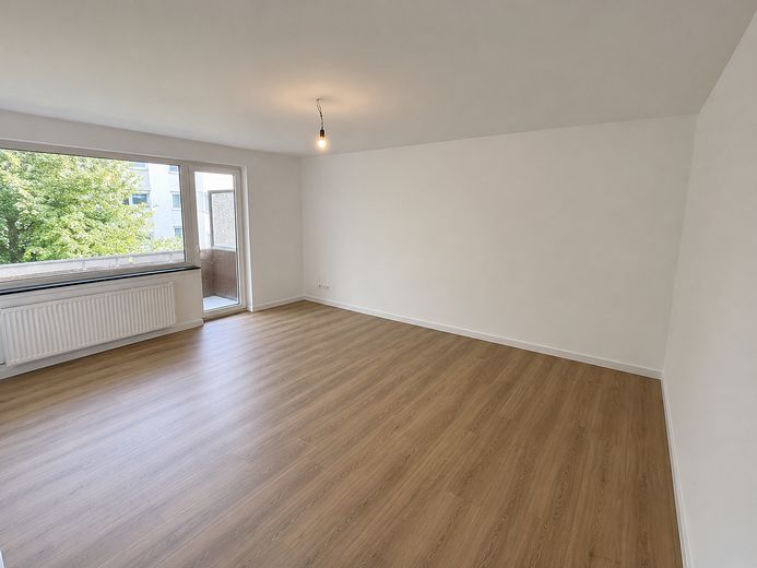 Wunderschöne 3-Zimmer-Eigentumswohnung mit Garage – Wohnzimmer