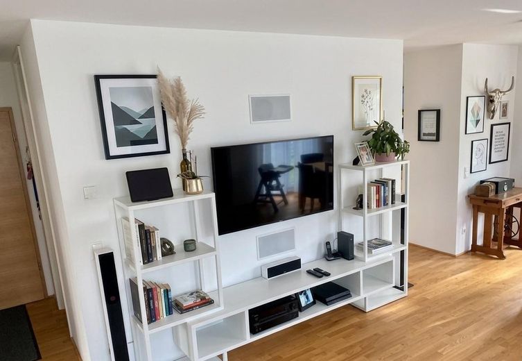 Appartement moderne et haut de gamme de 4 pièces avec jardin - sans commission – Wohnzimmer