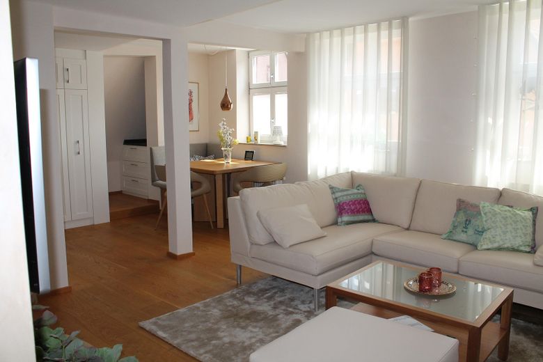 Appartement ancien en duplex élégant et exclusif dans la vieille ville, avec ascenseur et balcon – Wohnzimmer / Esszimmer