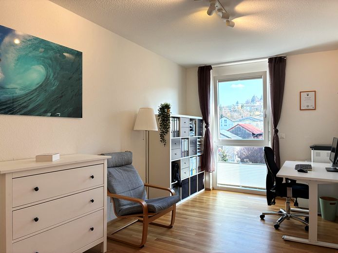 Neuwertige 4-Zimmer-Wohnung am Georgenberg | 2 TG-Stellplätze | Baujahr 2021 | provisionsfrei – Zimmer 1 Bild 1