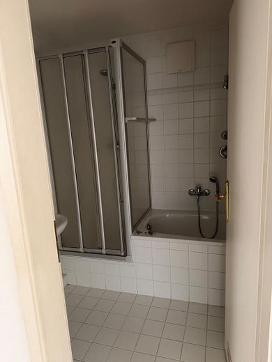 Bad mit Wanne und Dusche