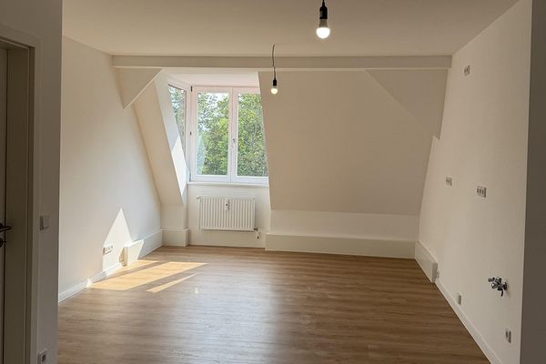 Wohnen im Denkmal – frisch sanierte 115-m²-Dachgeschosswohnung mit großem Wohnbereich