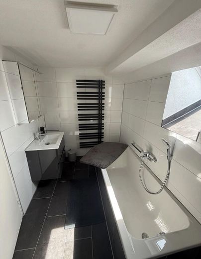 İlk kullanım, yeni yenilenmiş bahçeli müstakil ev, 63828 Kleinkahl'da – Vollbad mit Badewanne OG 