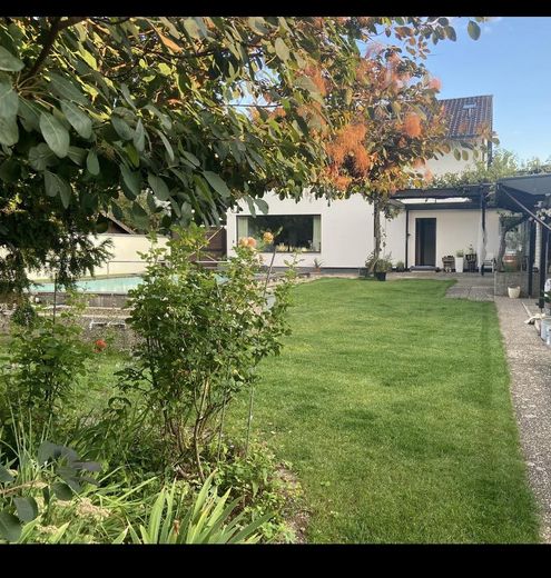 Traumhaftes Zweifamilienhaus mit Garten, Waldblick, Pool, Sauna & Mieteinnahmen – Großer Garten