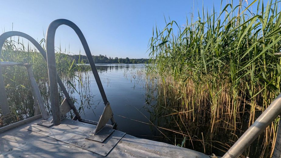 Schöne Ferienwohnung / Eigentumswohnung am Pönitzer See (Nähe Scharbeutz) – Privater Badesteg mit Treppe