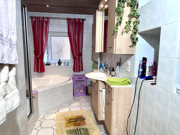 Örtülü teraslı, koi havuzlu bahçeli, garajlı ve park yeri bulunan güzel 5 odalı mutfaklı banyo/WC’li daire – aidat yok – Bad mit Dusche und Wanne