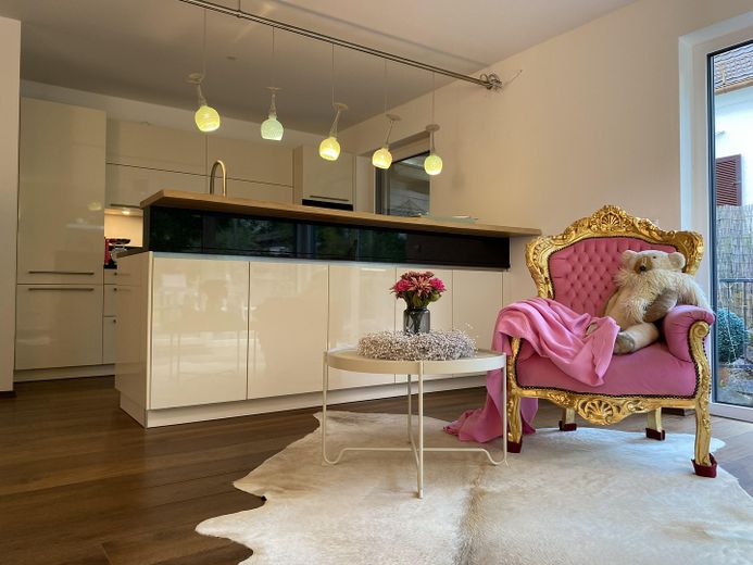 Kochinsel mit schwarzem Granit