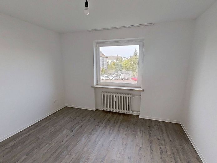 Luminoso apartamento de 3 habitaciones, bien distribuido, con BALCÓN y baño con bañera en el sur de Burgdorf – Schlafzimmer I