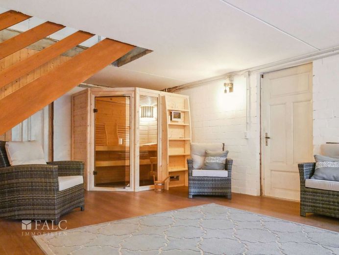 Provisionsfrei! Viel größer als gedacht! EFH mit Kamin, Balkon, Terrasse + Carport! – mit Sauna