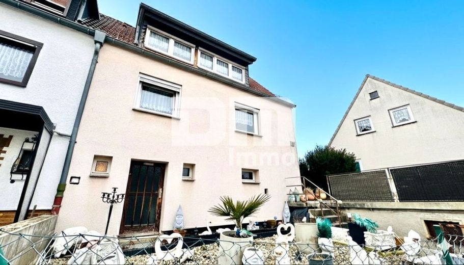 Schöne Doppelhaushälfte in schöner Wohnlage mit Panoramablick, Gartenbereich und Garage – Frontansicht Zugang 1