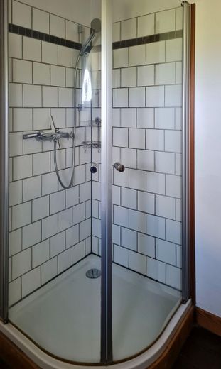 Casa di campagna con tetto di paglia in posizione assolutamente isolata – OG Bad Dusche