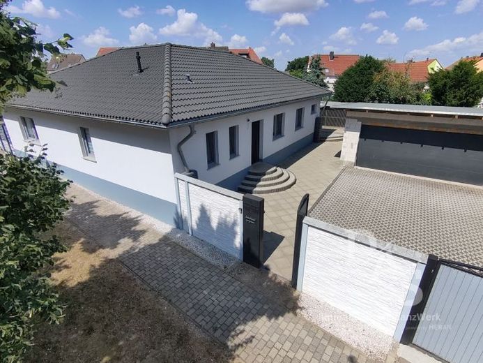 Bungalow moderno con garage doppio, ampio terreno e dotazioni di alta qualità – Foto 1