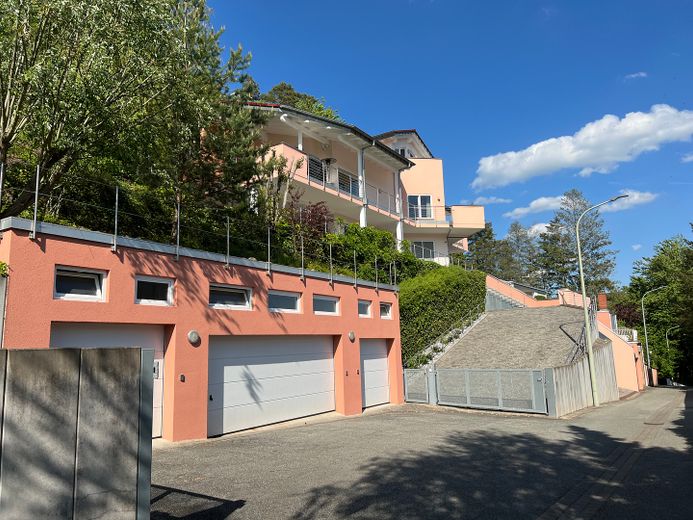 Villa in Südlage mit Weitblick - Provisionsfrei! – Ansicht Haus mit Garagen