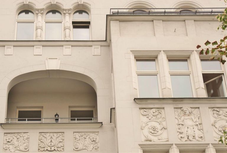 Provisionsfrei: 111 m² Altbau-Kapitalanlage mit 2 Südbalkonen, Helmholtz-Kiez Prenzlauer Berg – Haussicht von unten Zoom