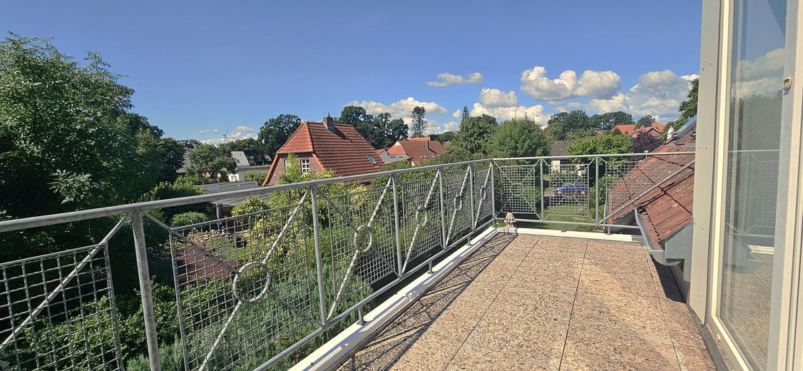 Sunny maisonette apartment in Elstorf - green, quiet and central – Balkon vor Wohnzimmer