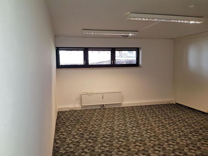 Retail space / office / practice — quiet yet central / S-Bahn around the corner / on 2 levels – 2geteilter Raum1 im Souterrain