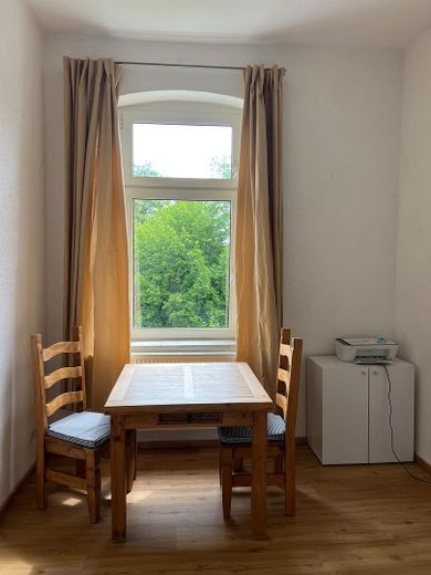 Luminoso appartamento d’epoca di 4 locali con balcone soleggiato e vista sul verde vicino al centro di Hof – Schlafzimmer 1 Fenster