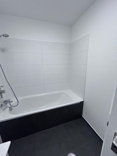 Recent gerenoveerde 3-kamerwoning van 76 m² in Germering – Bad