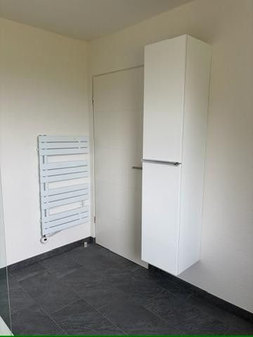 Komplett renoviertes Zweifamilienhaus 160 qm, in ruhiger Alleinlage mit großem Grundstück – Bad Handtuchheizung EG