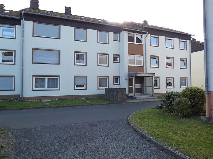 Attraktive und ruhige Wohnung in 95138 Bad Steben. – Ansicht Straßenseite