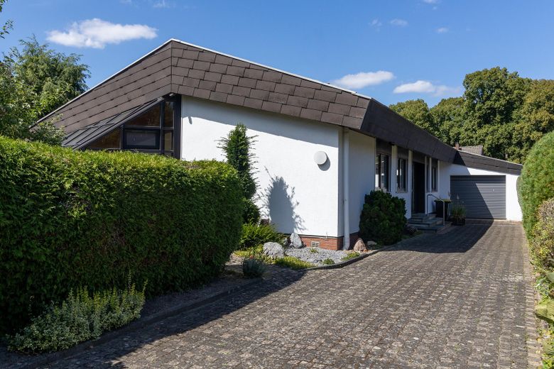 bungalow dal design moderno – Zufahrt zum Wohnhaus