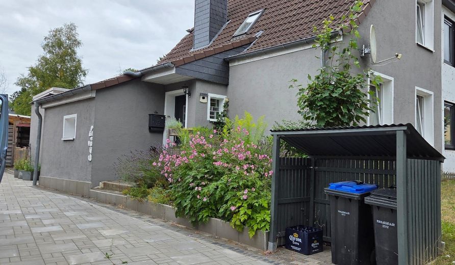 Casa bifamiliare ristrutturata con 992 m² di giardino da sogno – senza provvigione, ideale per famiglie – Auffahrt