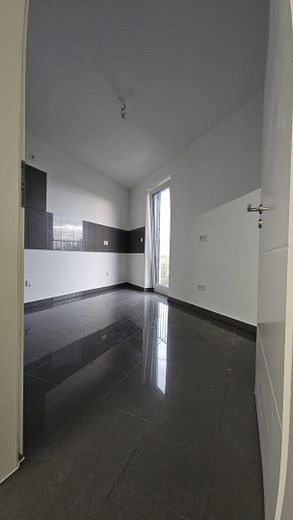 3,5-Zimmer-Wohnung in Bad Vilbel: Modernes Wohnen mit Dachboden – Küche