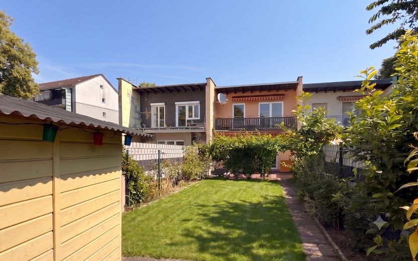 Gepflegtes Reihenmittelhaus mit großem Garten in Frankfurt-Sossenheim – Hausansicht vom Garten