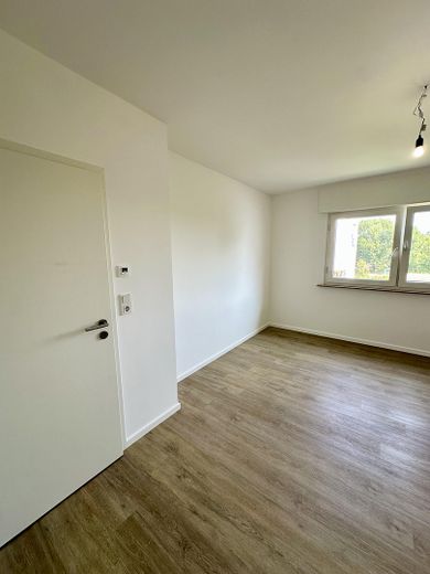 Hochwertig sanierte 4-Zimmer-Maisonette | 110 m² | 2 Bäder | Balkon | ruhige Lage an den Mainwiesen – Schlafzimmer OG