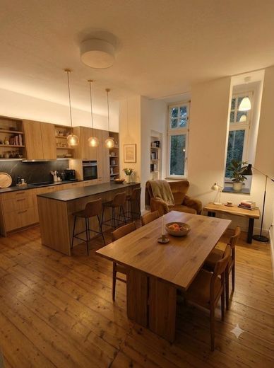 Frisch sanierte 5 Zimmer Altbauwohnung – Küche (KI möbliert)