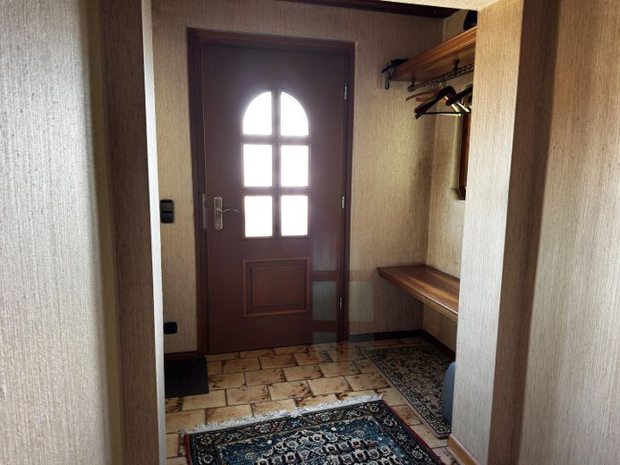 Ek yapılaşma imkânına sahip geniş arsada villa tarzı müstakil ev – Eingangsbereich mit Garderobe