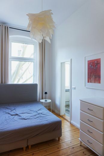 Ruhige Zweizimmerwohnung in beliebter Gegend in Berlin Kreuzberg – Schlafzimmer mit Badtür