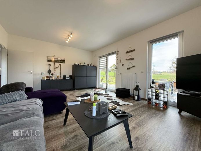 RESERVIERT***Atzenhausen - Wohnen auf einer Ebene: Neuwertiger Bungalow auf üppigem Grundstück*** – Wohnzimmer