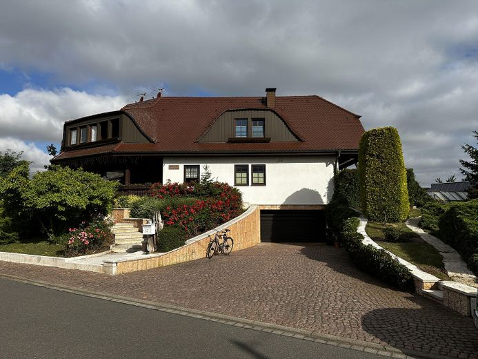 Gepflegtes Einfamilienhaus mit Weitblick und Pool in Kollau – Außenansicht Straßenseite