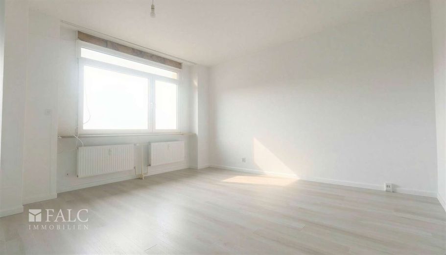 Renditeobjekt Marxloh - MFH mit 912 m² Wfl., sanierungsbedürftig – Wohnzimmer EG - (KI generiert)