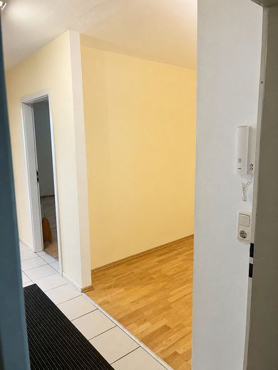Inmueble comercial cercano al ayuntamiento en el centro de Velbert – Gaderobennische/ Wartebereich