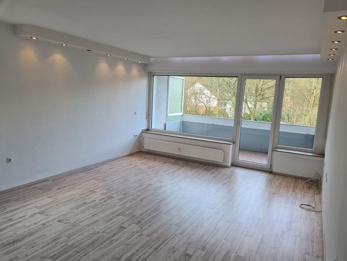 Ruhiges Wohnen, stadtnah in Ge-Buer mit Balkon, Terrasse & Garten – Beisp. Wohnzi. Nachbarwohnung